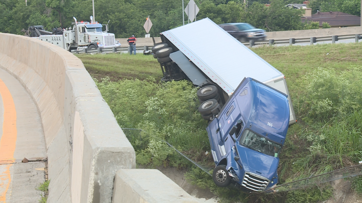 Semitruck crash causes ramps, lane on I44 to be closed in Oklahoma Semitruck crash causes ramps, lane on I44 to be closed in Oklahoma